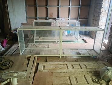 işlənmiş vitrinlər: Şüşə vitrin stendləri - Material: temperli şüşə panellər, metal — 3