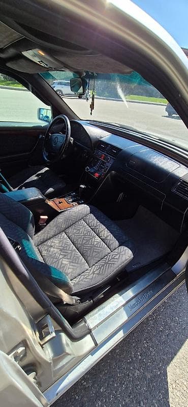 Mercedes-Benz C 230: 2.2 l | 1995 il Sedan — 9