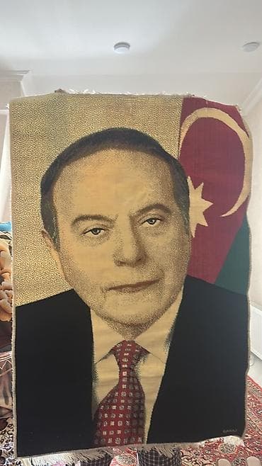 Heydər Əliyevin əldə toxunma xüsusi toxunma xalçasıdlr idare ve yaxud