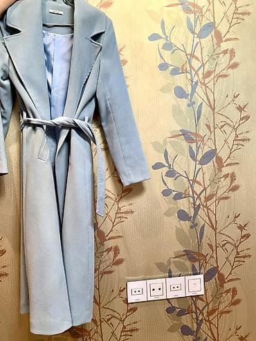 muncuqdan canta: İstanbuldan alınıb və sadece 1dəfə geyinilib. Rengi aciq mavi. Razmeri — 2