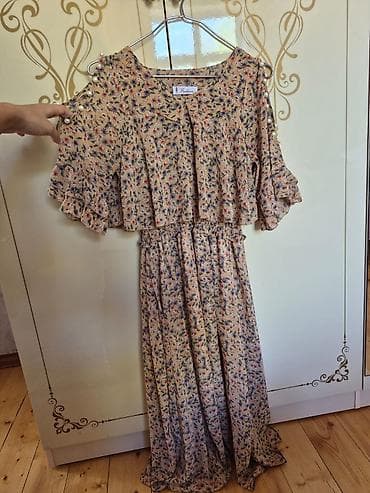 gumuş dest: İki uzun yay donu dəsti 1) Tünd tozqırmızı (mauve) rəngdə şifon uzun — 2