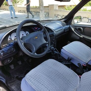 запчасти тойота прадо 120: Chevrolet Niva, boz rəngli kompakt yolsuzluq avtomobili. Texniki — 3