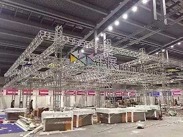 Səhnə və sərgi konstruksiyaları – alüminium truss və modul podium