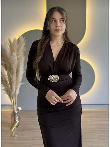 Qadın ayaqqabıları: Zərif axşam geyimi – uzun, tünd rəngli qələm kəsimli don. - Yuxarı — 2