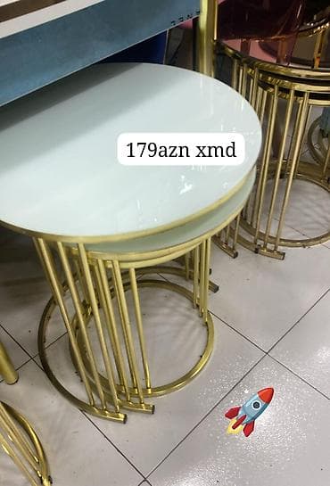 Qızılı metal karkaslı dairəvi yan stol dəsti - Dizayn: Modern — 1