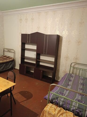 ən ucuz günlük kirayə evlər: Kirayə təklif olunan bu mehle evi divar kağızları ilə bəzədilmiş geniş — 2