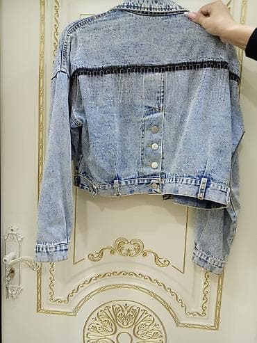 kurtka sekilleri: Qadınlar üçün qısa denim ceket - Rəng: açıq mavi, yuyulmuş/acid-wash — 1