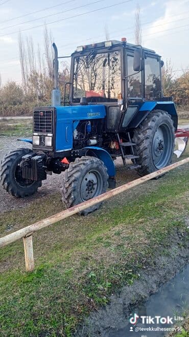 kredite masin: Belarus MTZ traktoru (mavi), 2009 il buraxılışı. Texniki — 9