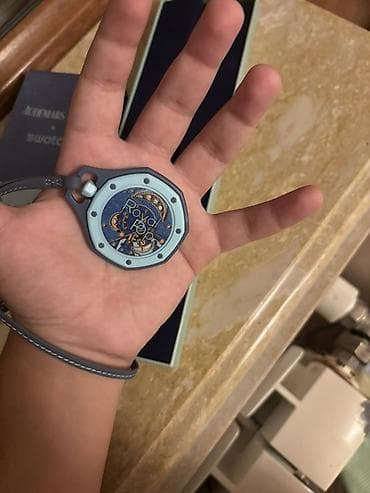 Şəxsi əşyalar: Audemars Piguet x Swatch “Royal Pop – Lan Ba” asma/qolbağa saat — 3