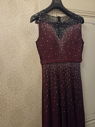 Zərif axşam/gecə geyimi – bordo rəngdə, parıltılı daşlarla bəzədilmiş