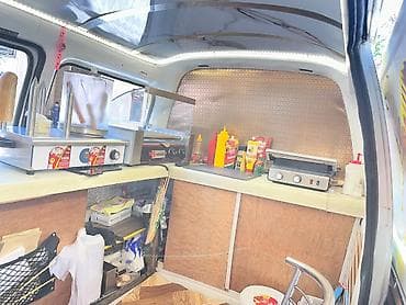 food truck: Sarı rəngli mobil “fast food” furqonu – isti və qəlyanaltılar yerində — 9