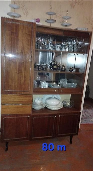 qab skafi: Taxtadan vitrin-li bufet - Material: laklı taxta korpus, şüşə vitrin — 1