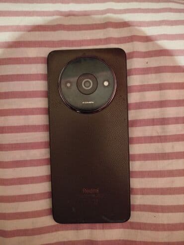 Redmi smartfon - Arxa tərəfində dairəvi modulda AI Camera yazısı olan