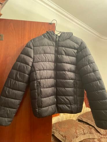 Kurtka 35azn. Bir-iki defe geyinilib. S razmer