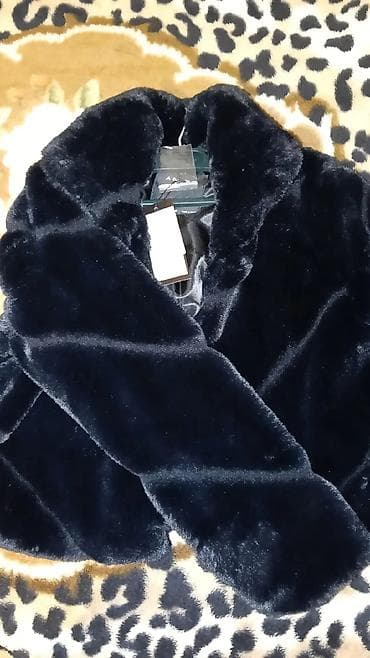 Kürklər: Qadınlar üçün qısa süni kürk jaket - Rəng: tünd qara - Model: qısa — 2