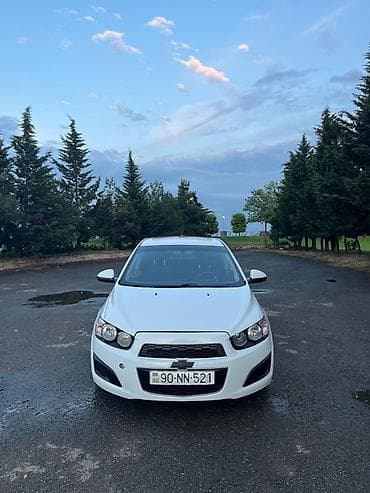 cobalt bar: Chevrolet Aveo sedan – ağ rəng Əsas xüsusiyyətlər: - Kuzov: 4 qapılı — 1
