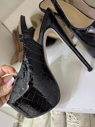 Qadın platforma sandaleti – laklı krokodil teksturalı, qara rəng -
