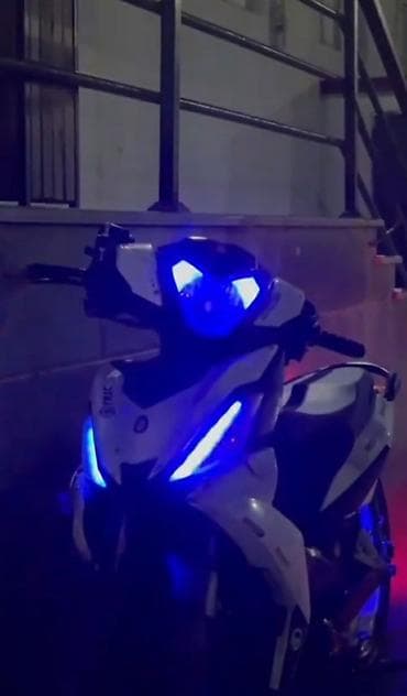 mopet 49cc: Sport üslubunda şəhər skuter/moped - Agressiv dizaynlı ağ-qara kuzov — 2
