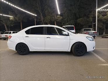 resor ford transit: Ağ rəngli sedan avtomobil Xüsusiyyətlər: - Kuzov: 4 qapılı sedan, ağ — 3