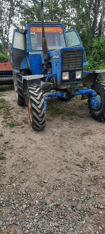 Belarus markalı mavi rəngli traktor. Xüsusiyyətlər:Şexsi trakdordı -