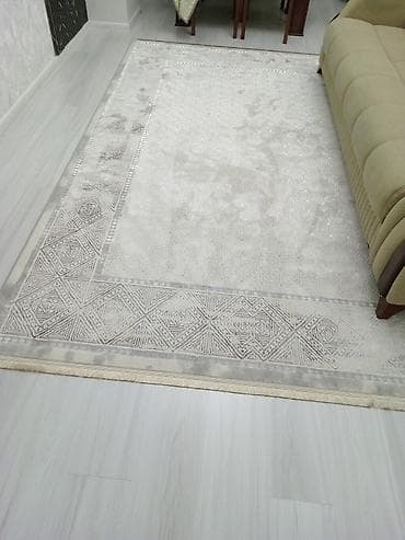 Müasir dizaynlı xalça - Rəng: açıq boz/krem tonları, zərif naxışlı -