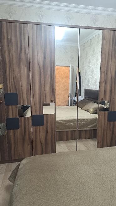 Divanlar: Yataq otağı dəsti – qoz rəngli, güzgülü Tərkib: - İkiqat çarpayı — 1