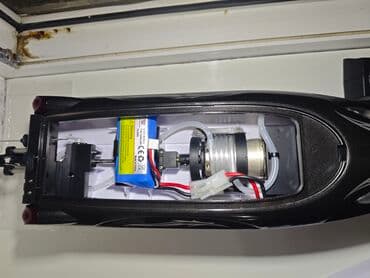 Hovuzlar: Pultla işləyən gəmi 35km/saat sürətlə hərəkət edir. Tərs çevrildikde — 5