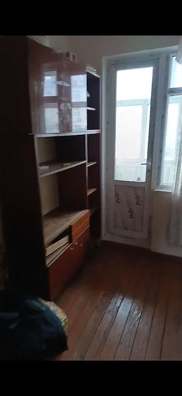 Mənzillər: Mənzil ailəyə verilir qiyməti 400 manat ofis haqqi 120 manat. soyuducu — 2