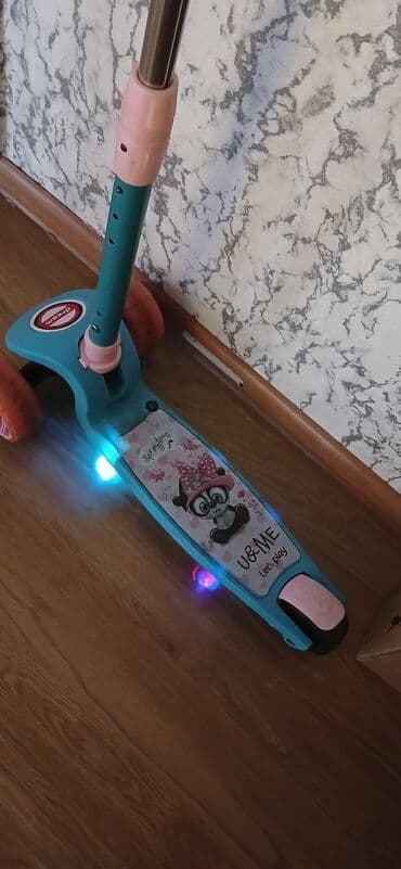 uşaqlar üçün tekerli krosovkalar: Uşaqlar üçün hazırlanmış bu skuterdə iki ön təkər və bir arxa təkər — 2