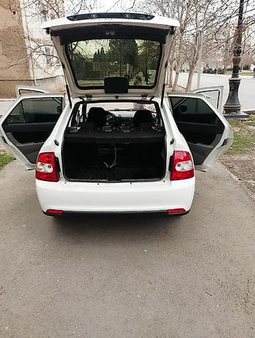 kia az: Ağ rəngli sedan avtomobil - Kuzov: 4 qapılı sedan, arxa hissədə — 5