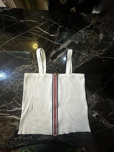Ağ rəngli qadın topu - Model: Qalın askılı, düz kəsimli qolsuz top -
