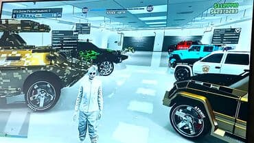 Qarajda müxtəlif növ nəqliyyat vasitələri var. Yüksək keçmə