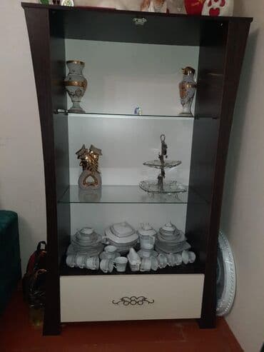 Şüşəli dolab vitrini — 2