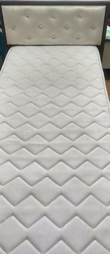 Bir nəfərlik kravat satılır.super vəziyyətdir matras bahalı