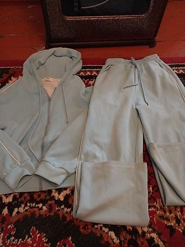 Açıq mavi rəngdə iki hissəli idman dəsti: - Kapüşonlu, ön hissəsi