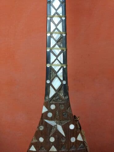 Akkordeonlar: Saz. Qədimi. 1948 -ci il. Əl işi. Üstü təbii sədəflə işlənib. Bəzi — 8