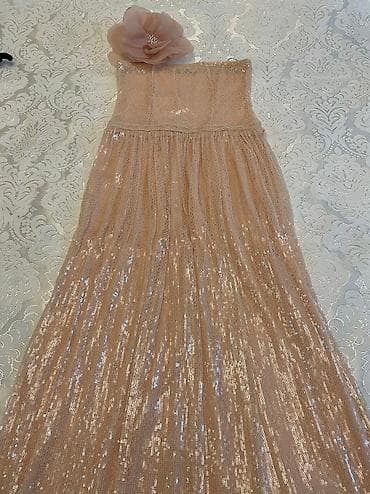 Zaradan alinib. Bir defe toya geyinilib. Gul elave duzeldilib, zovqden