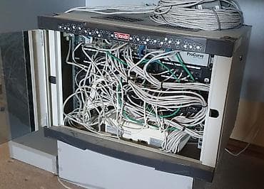 Server avadanliqi satilir. LANDE divar tipli şəbəkə şkafı və içində