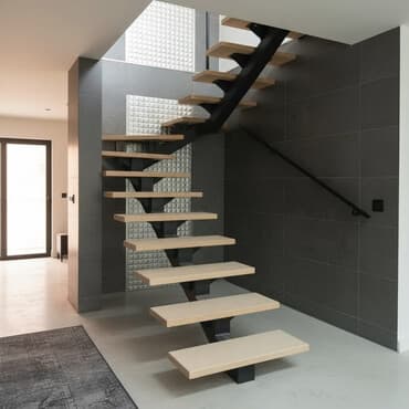 taxta pilləkən: Demir pilləkən və dəmir işləri görülür. vhatsap aktivdi — 1