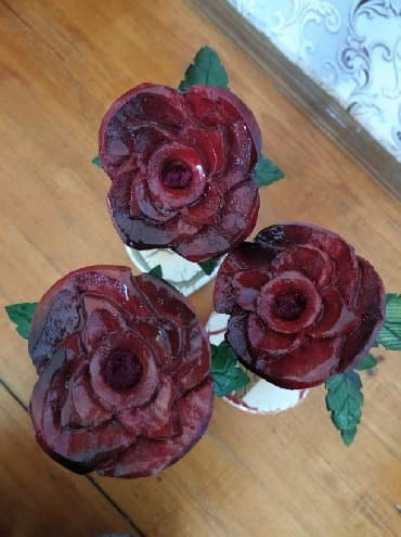 Dekor gul. Bir ededi 20 manat. Keramikadan hazorlanib. Uzerine