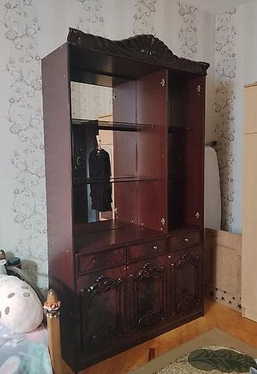 ofis desti: 2 yazı masası, bir servant. İşlənmişdir. 3u bir yerde satılır. Ayrı — 4