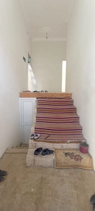 2 mərtəbə: Ev 4 sot torpaqda yerləşir. 3 otaq, 1 qonaq otağı, mətbəx və sanitar — 2