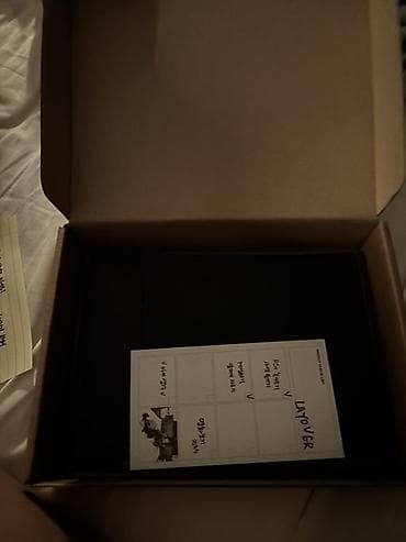 divar resmleri: Məhsul: “LAYOVER” (TaeHyung/V) albomunun orijinal xüsusi boks seti — 7