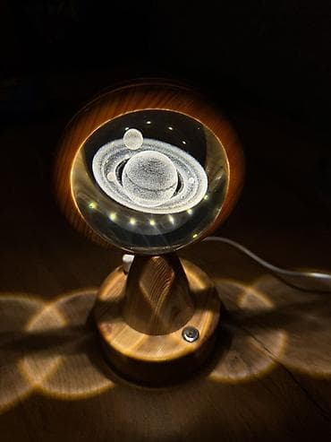 kardon karobka: Dekorativ masa lampası – Kristal kürədə Saturn təsviri (Kosmos — 1