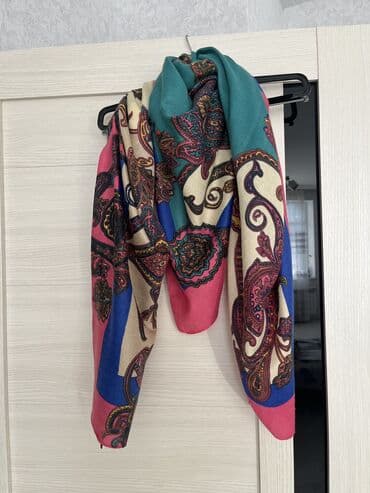 Платок Etro. Оригинал. Шерсть. Размер 135см*130см. В идеальном