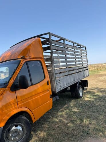 инвертор с 12 на 220 вольт: Narıncı rəngli, taxta bortlu, arxasında ikili təkərləri olan "Ford — 3