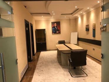 аренда торгового места в магазине: Gənclik metrosuna yaxın yol kənarı ümumi sahəsi 220 kv,m olan, obyekt — 18