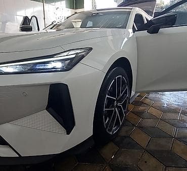 lada priora universal: Changan UNI-V – ağ rəngli, liftback kuzovlu, idman xarakterli sedan — 10