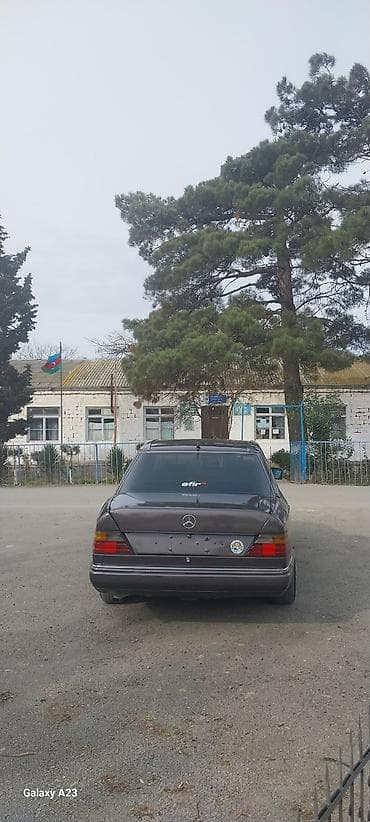 Mercedes-Benz 250: 2.5 l | 1990 il Sedan