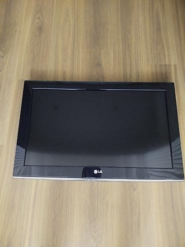 LG plazma televizor. Qara rəngli, geniş ekranlı modeldir. Ön hissədə — 4